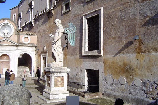 castel sant angelo courtyard